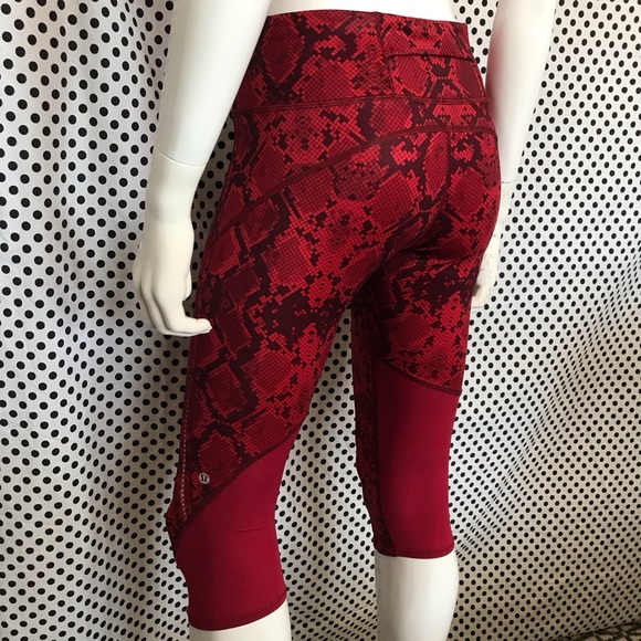 Lululemon Vent It Out Crop Mini Ziggy Snake Red Tide Cranberry Tights Size 6 - Picture 7 of 17